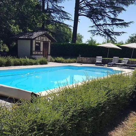 Le Pavillon Dans Le Parc Du Chateau Lescaut Holiday home *