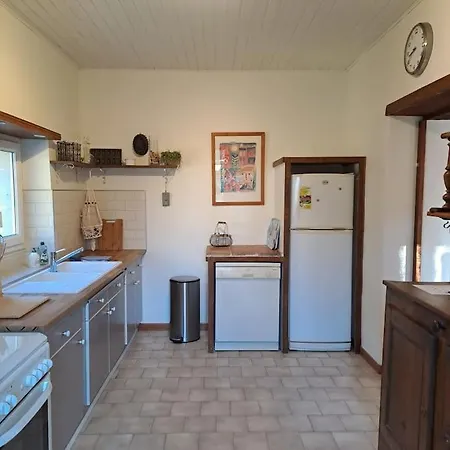 Le Pavillon Dans Le Parc Du Chateau Lescaut Holiday home Montignac-de-Lauzun