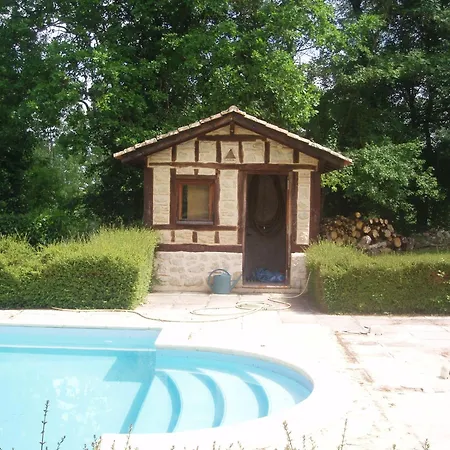 Le Pavillon Dans Le Parc Du Chateau Lescaut